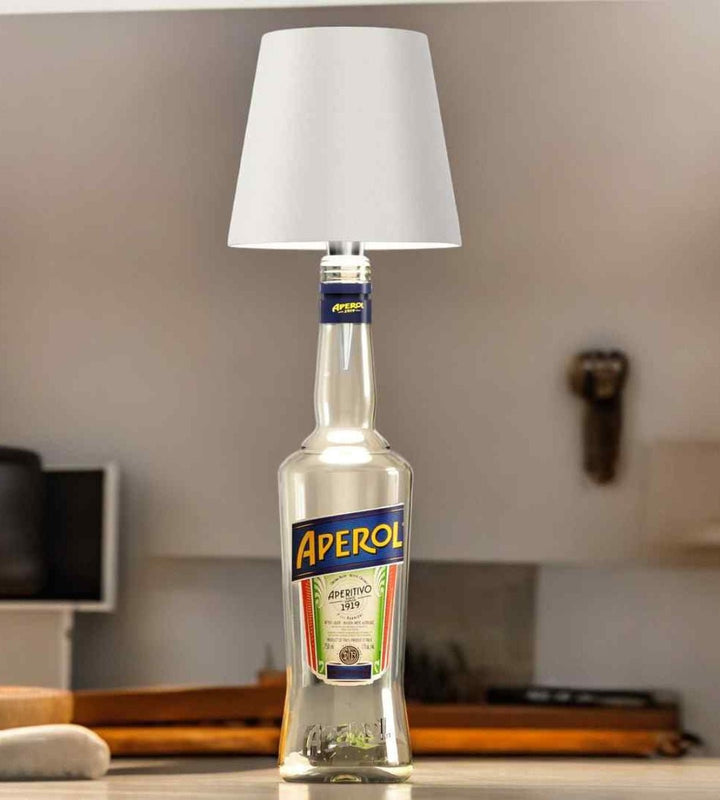 Fehér búrájú palacklámpa egy áttetsző üvegpalack nyakán, világos, modern konyhai környezetben. 3