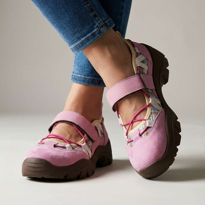 Rózsaszín velúr tépőzáras cipő pink gumipánttal, kockás oldalrésszel és barna talppal, farmerhez viselve. 4
