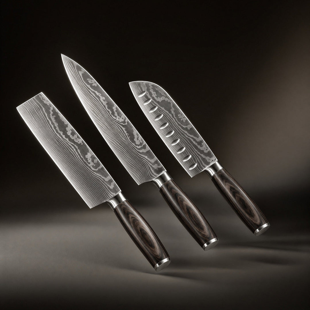 A három kés, egy szögletes pengéjű, egy szakácskés és egy bordázott santoku, ferdén lebegve sötét háttér előtt, hullámos pengemintával és sötét fa nyéllel. 1