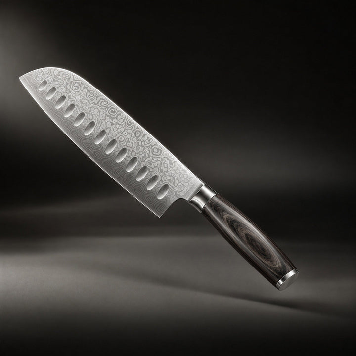 Santoku kés ferdén, sötét háttér előtt, mintás pengével, mélyedésekkel és sötét fanyéllel 1