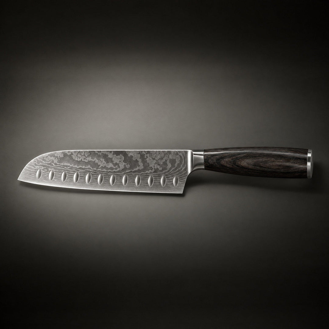 A santoku kés oldalnézetből vízszintesen fekszik, jól látszik a hullámos rétegminta és az ovális mélyedések 2