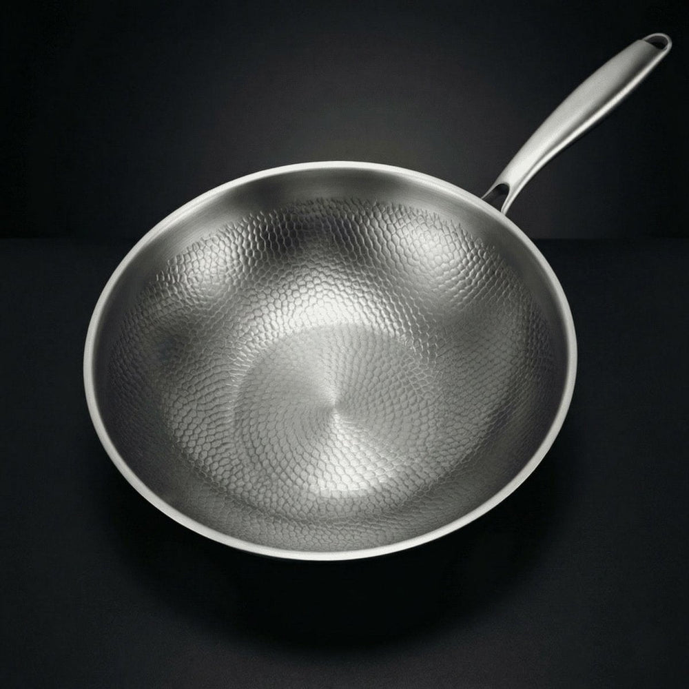 A wok serpenyő felülnézetből, jól látszik a belső felület egész területén végigfutó kalapált, pikkelyszerű mintázat. 2