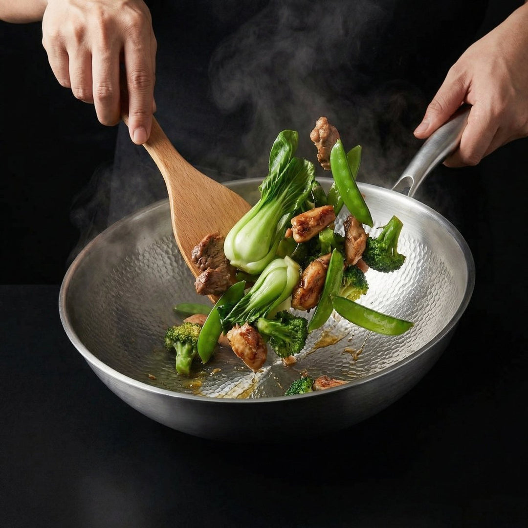 Két kéz kevergeti a wokban a bok choyt, brokkolit, cukorborsót és húsdarabokat fa spatulával. 7