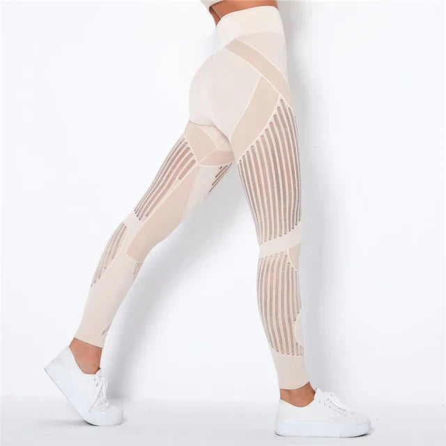 Krémszínű magas derekú leggings oldalról, áttört csíkos betétekkel, fehér cipős modellen 1