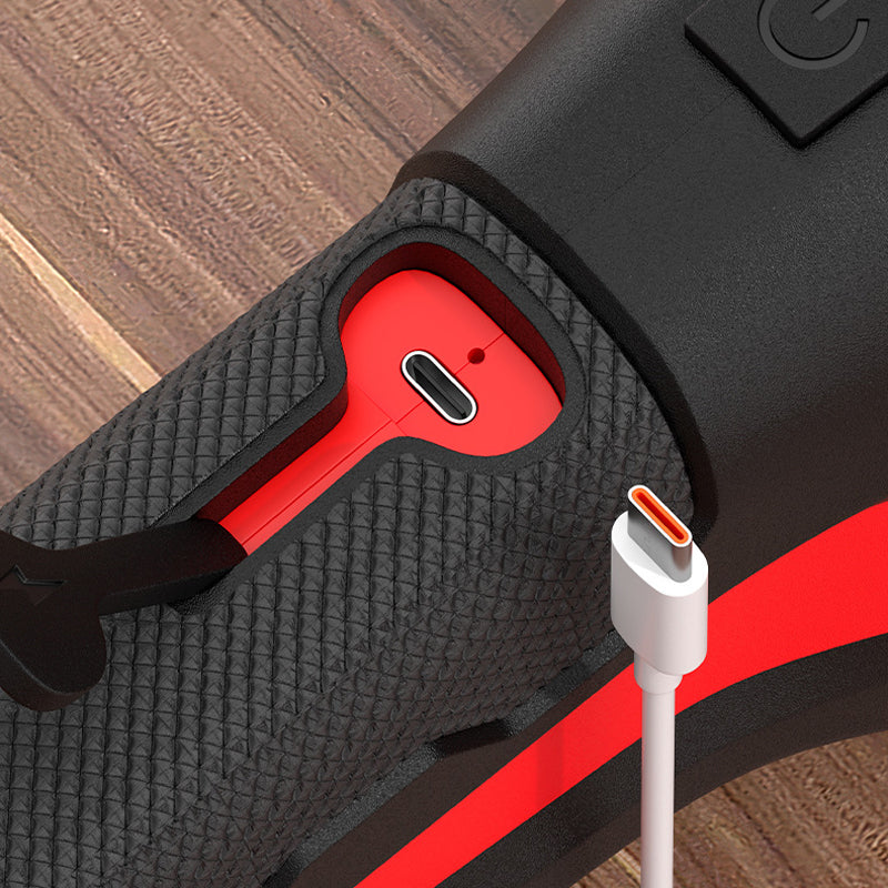Közeli kép a markolat nyitott töltőportjáról, mellette fehér USB-C kábel csatlakozója 5