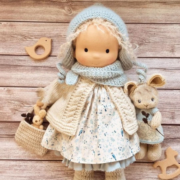 Kézzel készített Waldorf-baba természetes anyagokból – 30 cm magas