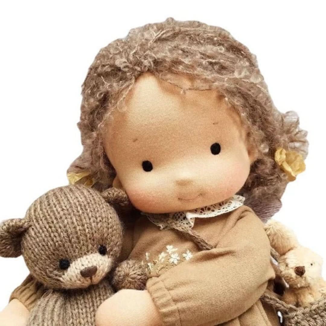 Kézzel készített Waldorf-baba természetes anyagokból – 30 cm magas