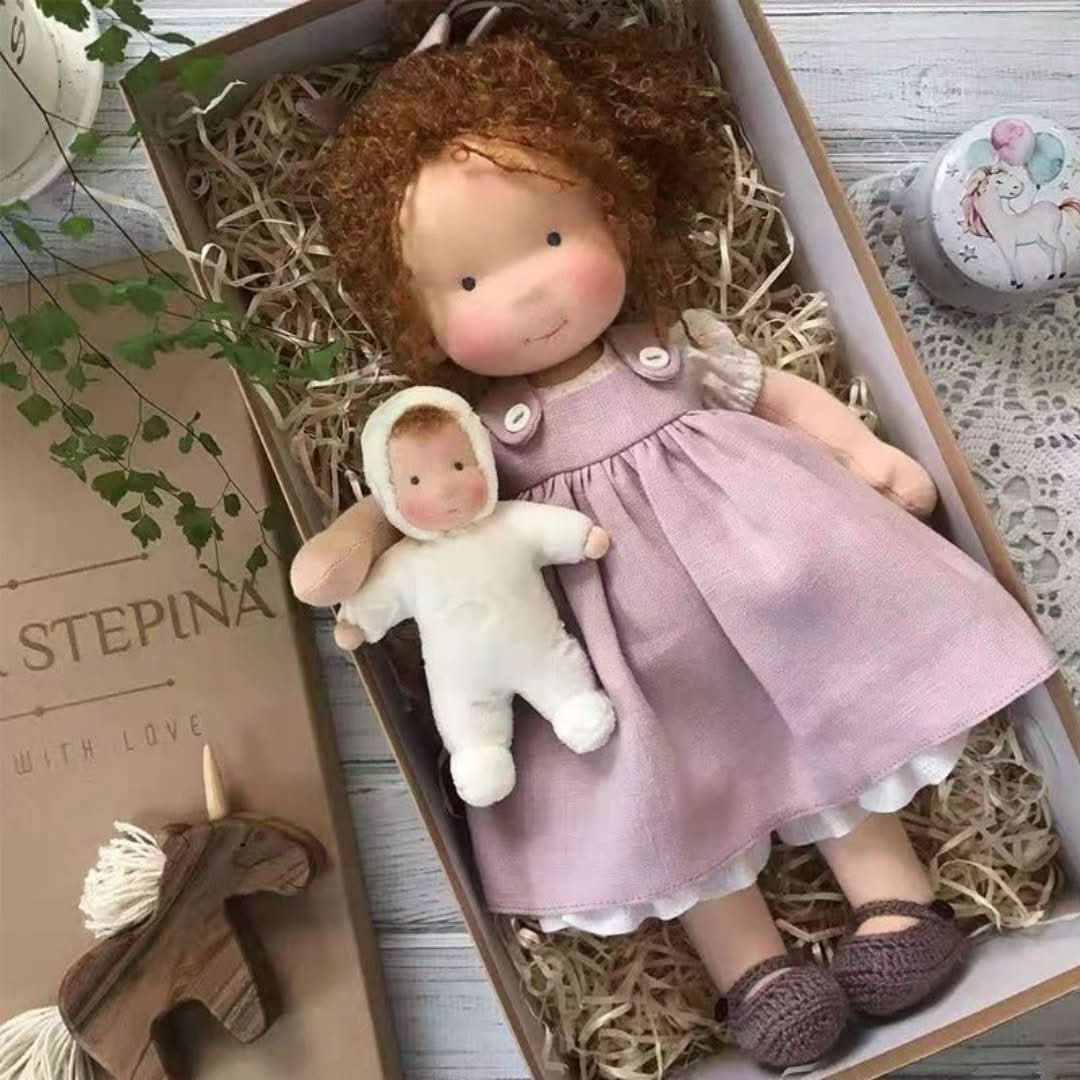 Kézzel készített Waldorf-baba természetes anyagokból – 30 cm magas