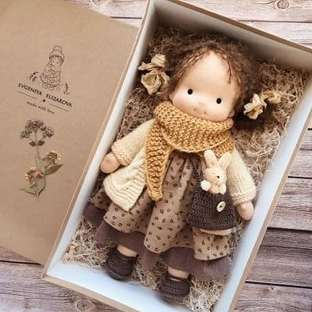 Kézzel készített Waldorf-baba természetes anyagokból – 30 cm magas