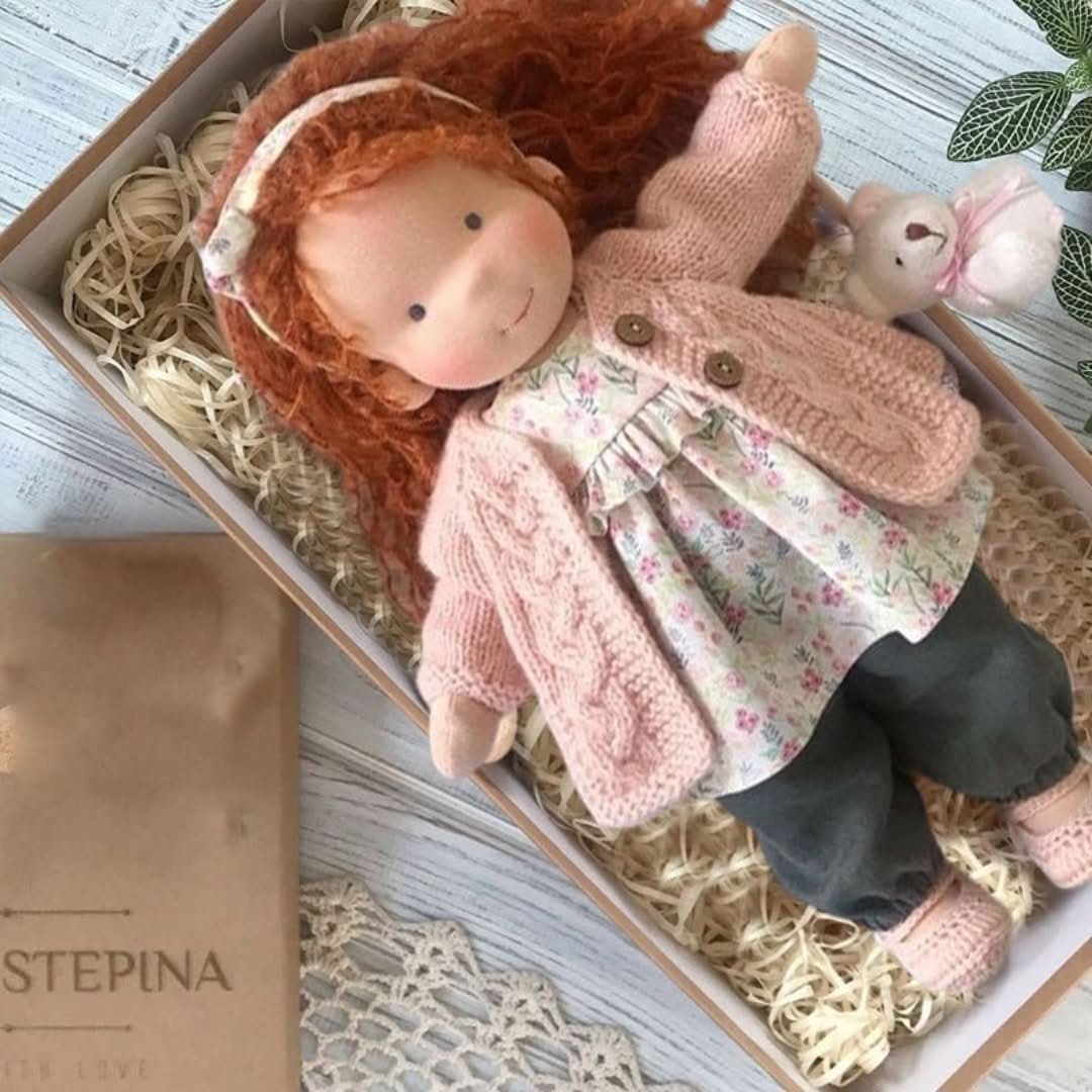 Kézzel készített Waldorf-baba természetes anyagokból – 30 cm magas