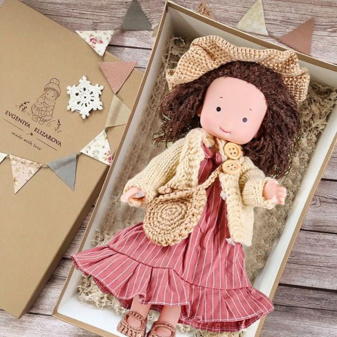 Kézzel készített Waldorf-baba természetes anyagokból – 30 cm magas