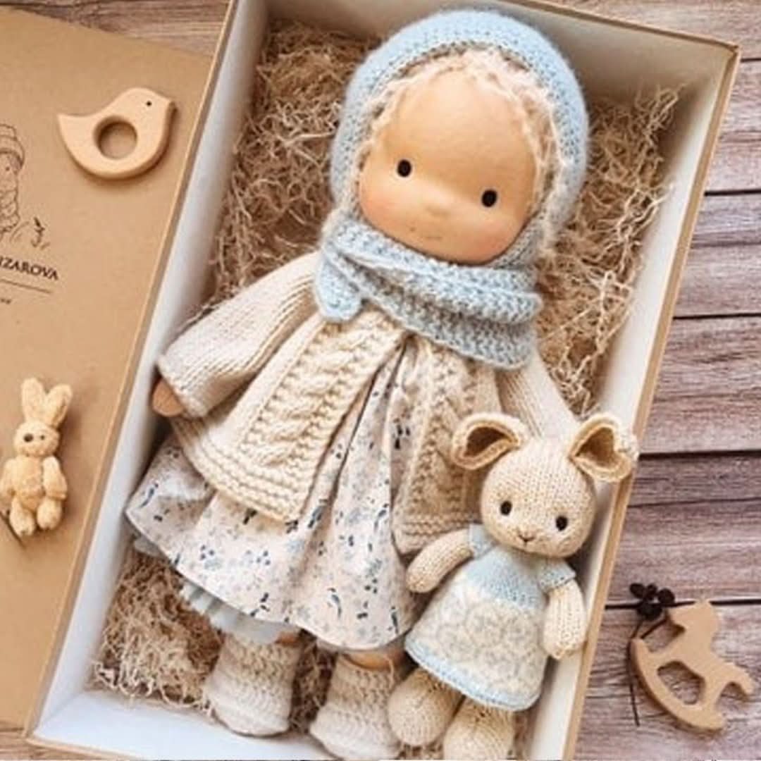 Kézzel készített Waldorf-baba természetes anyagokból – 30 cm magas