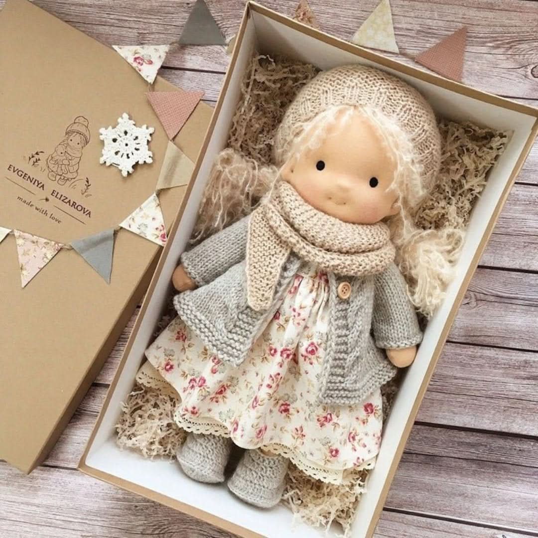 Kézzel készített Waldorf-baba természetes anyagokból – 30 cm magas