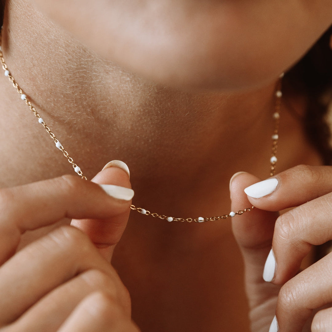 Choker fehér mázzal készült gyöngyökkel - Aurielle